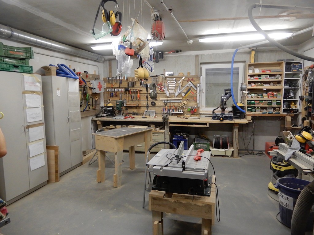 Große Wekstatt mit Regalen, Maschinen und Werkzeug
