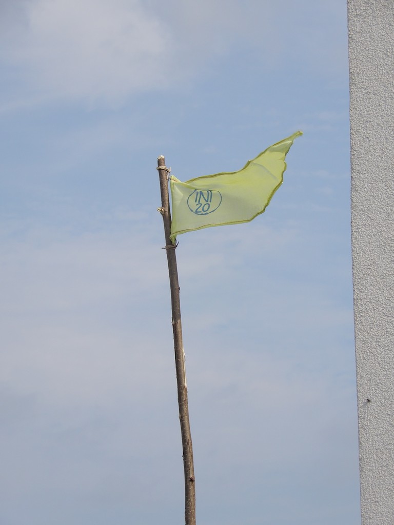 Im Wind flatternder Wimpel mit der Aufschrift INI20