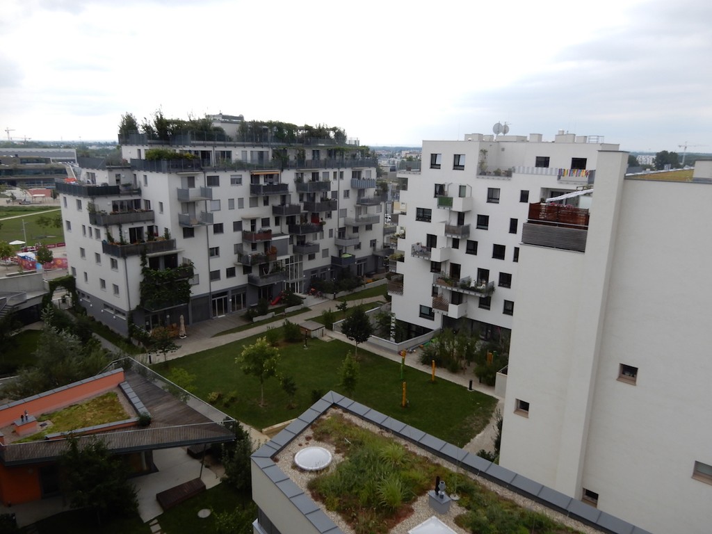 Blick von oben auf Gebäude der Seestadt Aspern